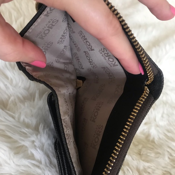 SOLD Michael Kors Jet Set Wallet - Picture 8 of 9